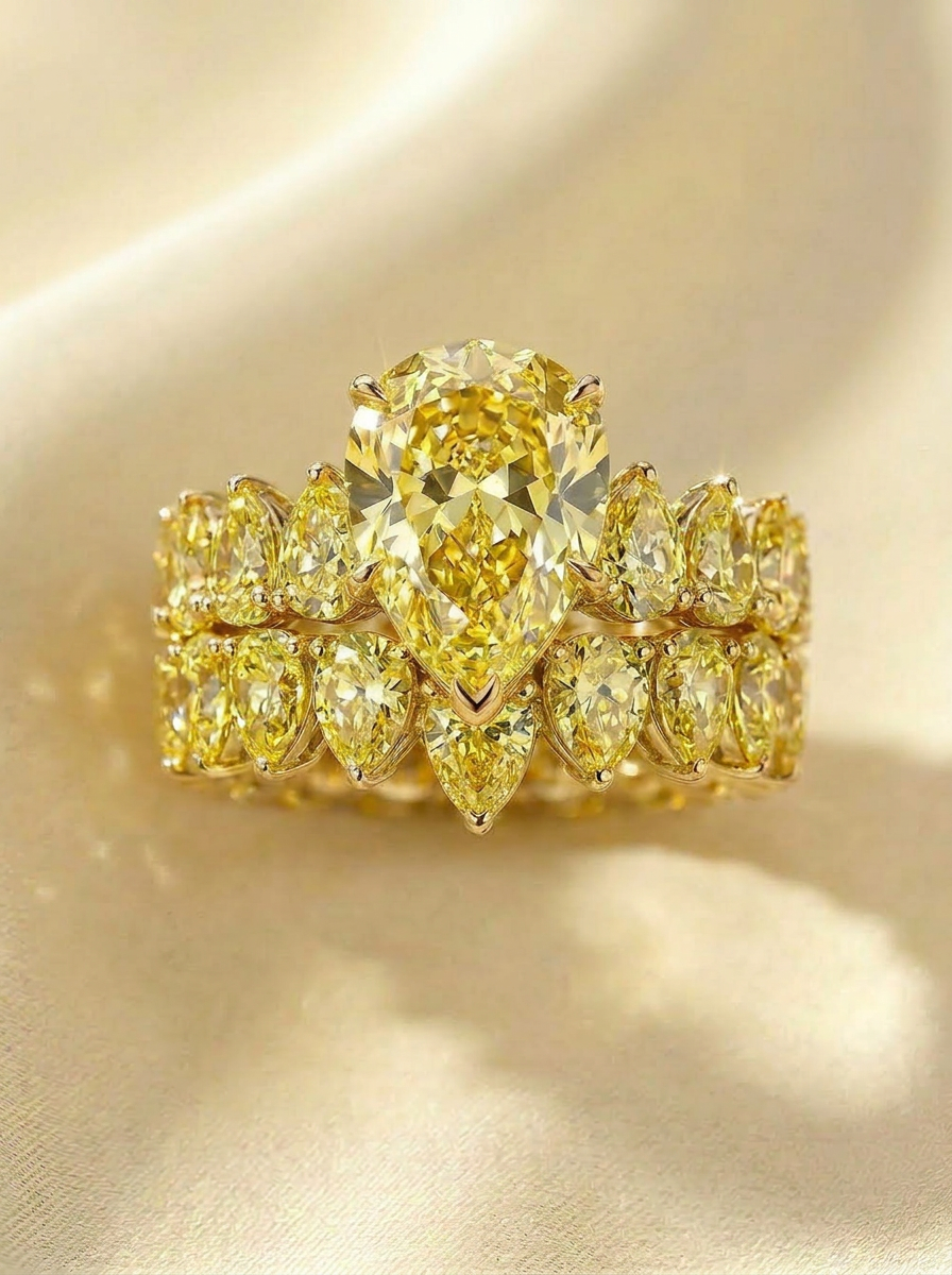 Soleil d'Or — Vivid canary pear · 7.0 ct · double alliance pavée · or jaune 18k